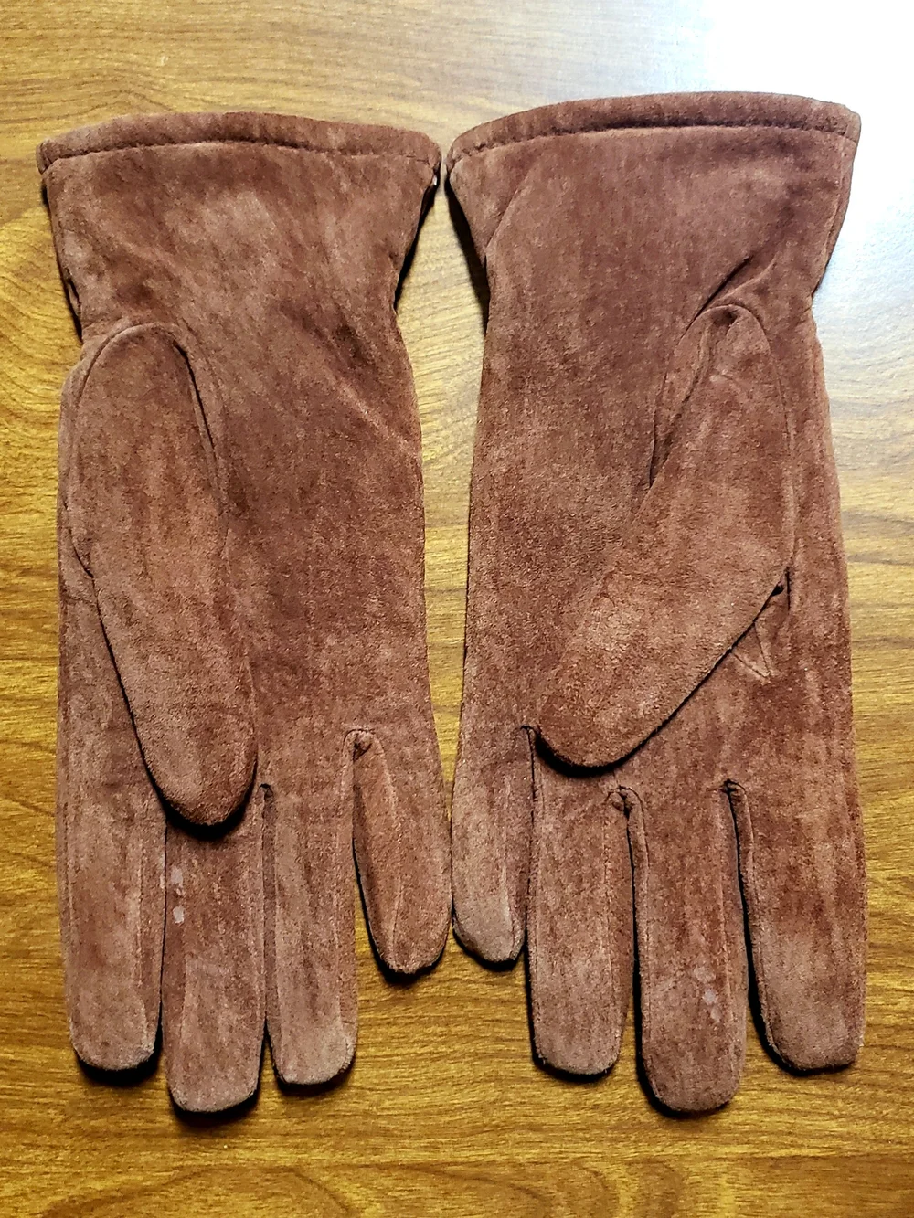 Isotoner Women's Suede Chestnut Brown Gloves - Picture 2 of 3